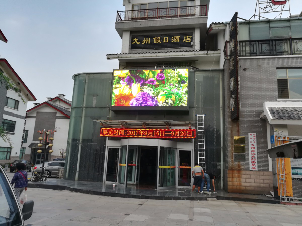 戶外P5全彩顯示屏交付使用，效果絕對(duì)沒得說(shuō)